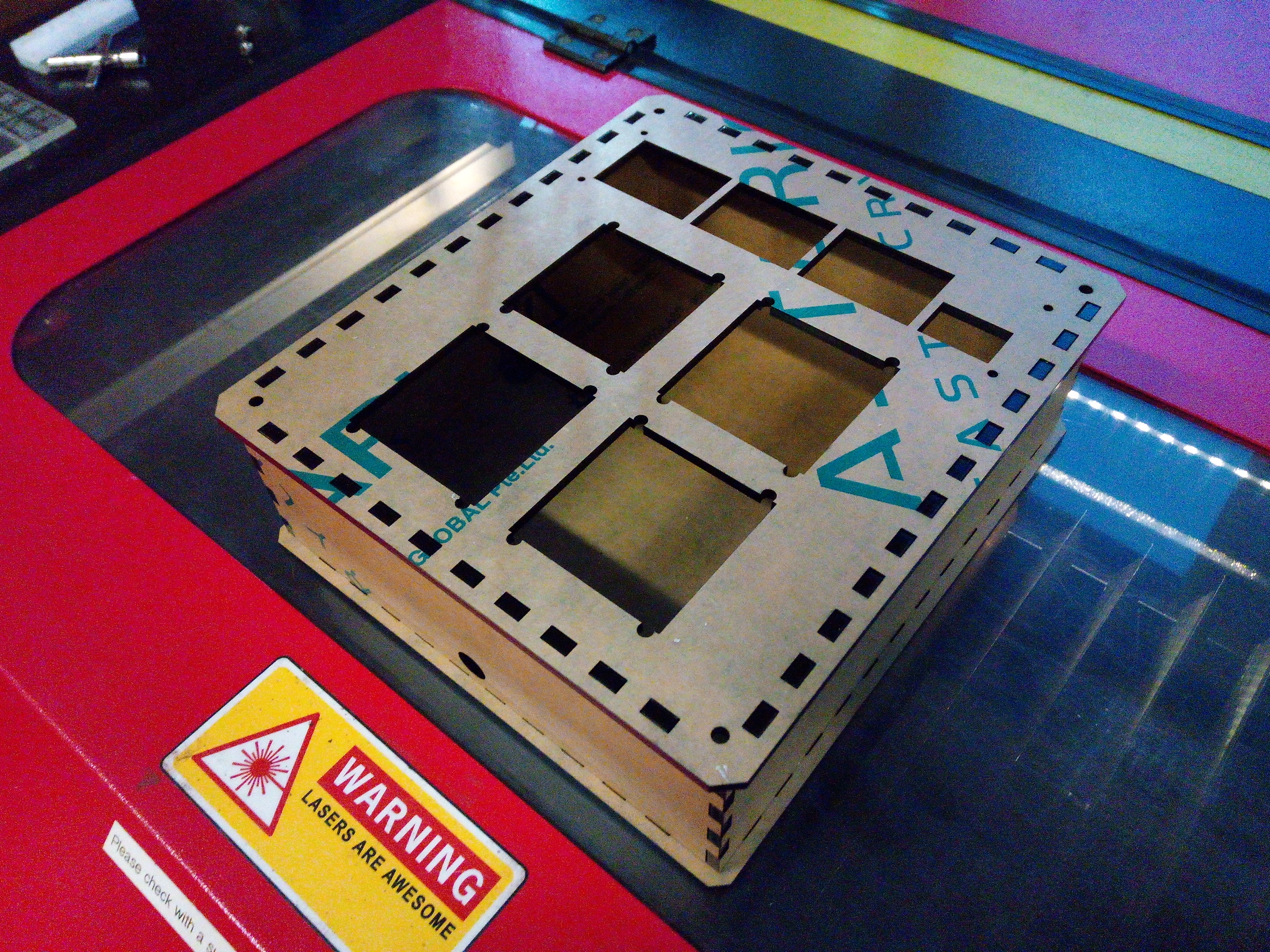 Laser-cut box that was auto-generated by www.festi.info/boxes.py